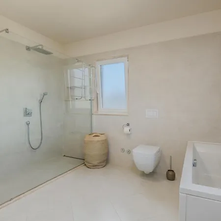 4 Bedroom Gorgeous In Krk Dom wakacyjny *