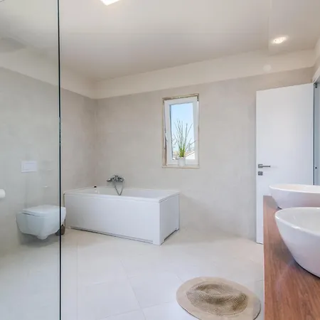 Dom wakacyjny 4 Bedroom Gorgeous In Krk *