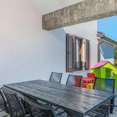 4 Bedroom Gorgeous In Krk Dom wakacyjny *